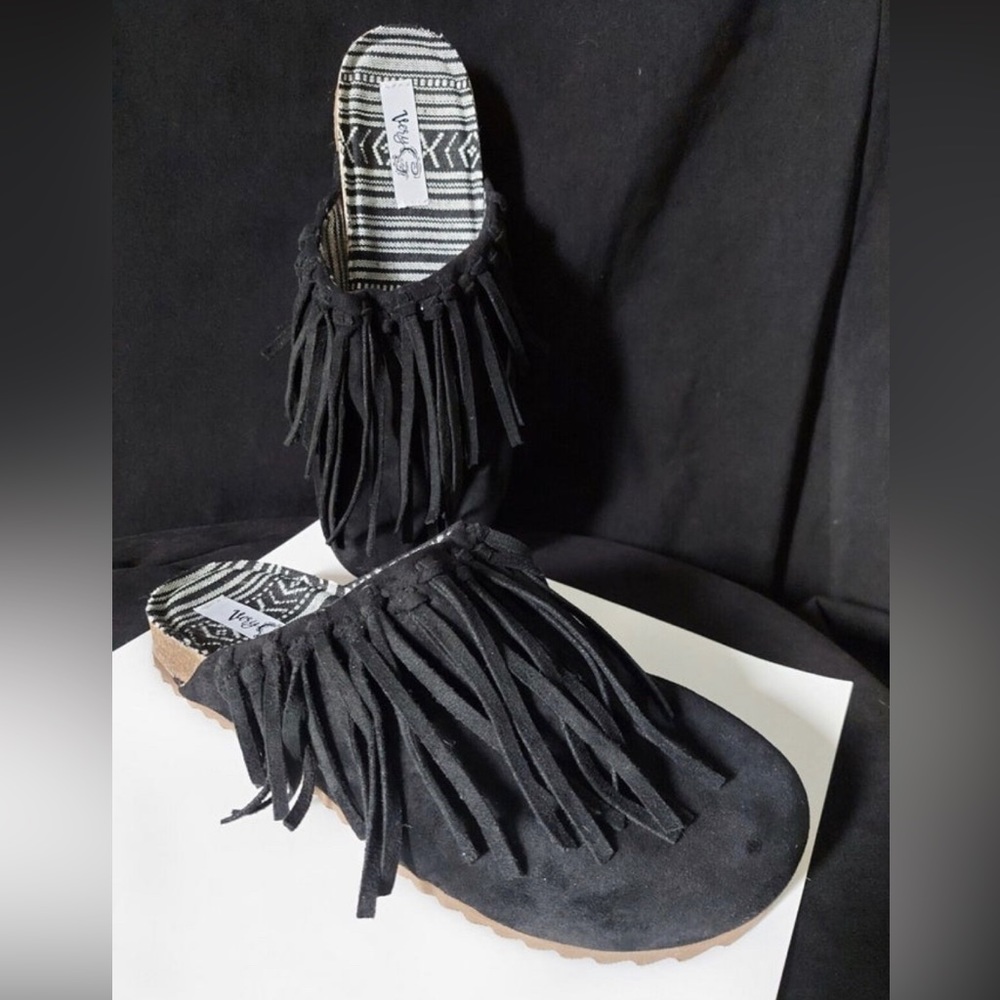 Very G Leon Black
Fringe Slip On Shoes